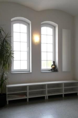 Yoga Studio yogaverliebt - mit großen Fenstern und viel Licht
